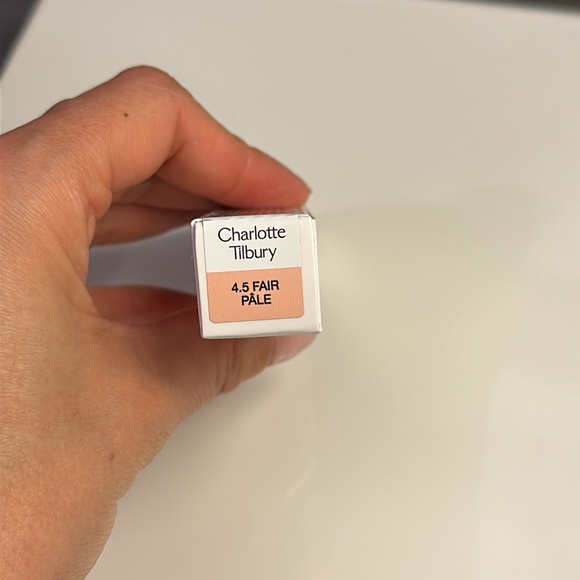 CHARLOTTE TILBURY RADIANT CONCEALER - Picture 7 of 7